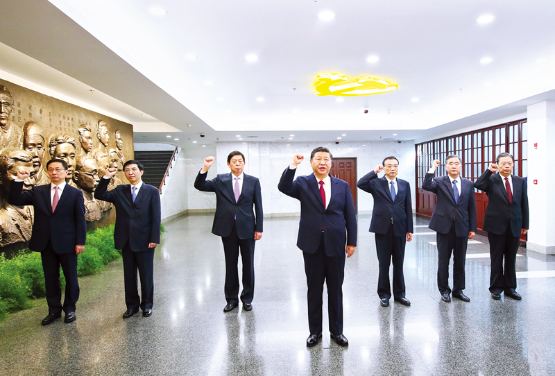 2017年10月31日,中共中央總書記、國家主席、中央軍委主席習(xí)近平帶領(lǐng)中共中央政治局常委李克強、栗戰(zhàn)書、汪洋、王滬寧、趙樂際、韓正,瞻仰上海中共一大會址和浙江嘉興南湖紅船。這是31日上午,在上海中共一大會址紀念館,習(xí)近平帶領(lǐng)其他中共中央政治局常委同志一起重溫入黨誓詞。 新華社記者 蘭紅光/攝