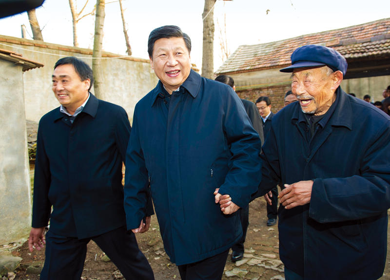 2013年11月24日至28日,中共中央總書記、國家主席、中央軍委主席習(xí)近平在山東考察。 這是25日下午,習(xí)近平在地處沂蒙老區(qū)的臨沭縣曹莊鎮(zhèn)朱村親切地拉著83歲的“老支前”王克昌的手去他家看望。 新華社記者 謝環(huán)馳/攝